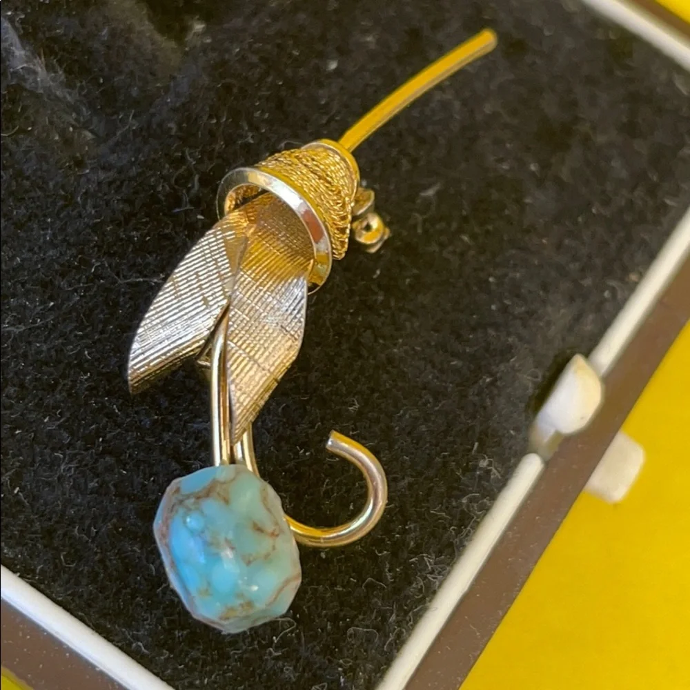 Antique gold brooch with turquoise